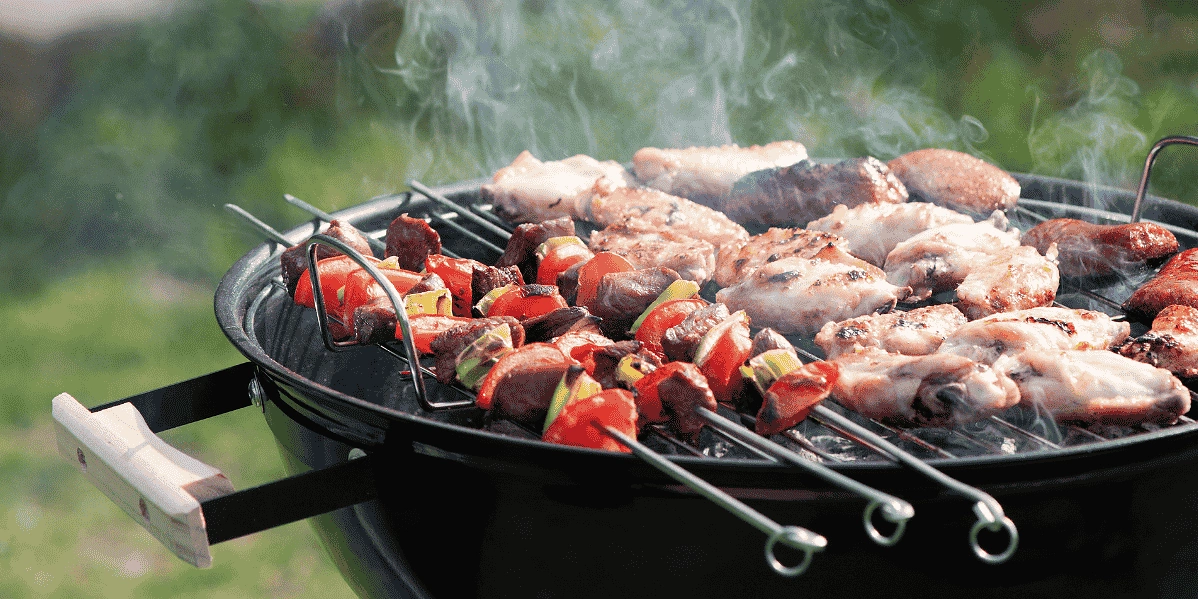 Grill mit Spie&szlig;en