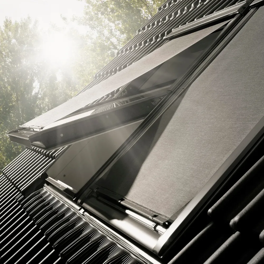 Nahaufnahme Dachfenster Markise von au&szlig;en