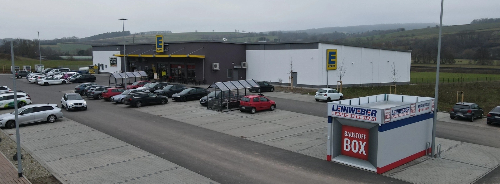 Baustoffbox auf einem Edeka Parkplatz