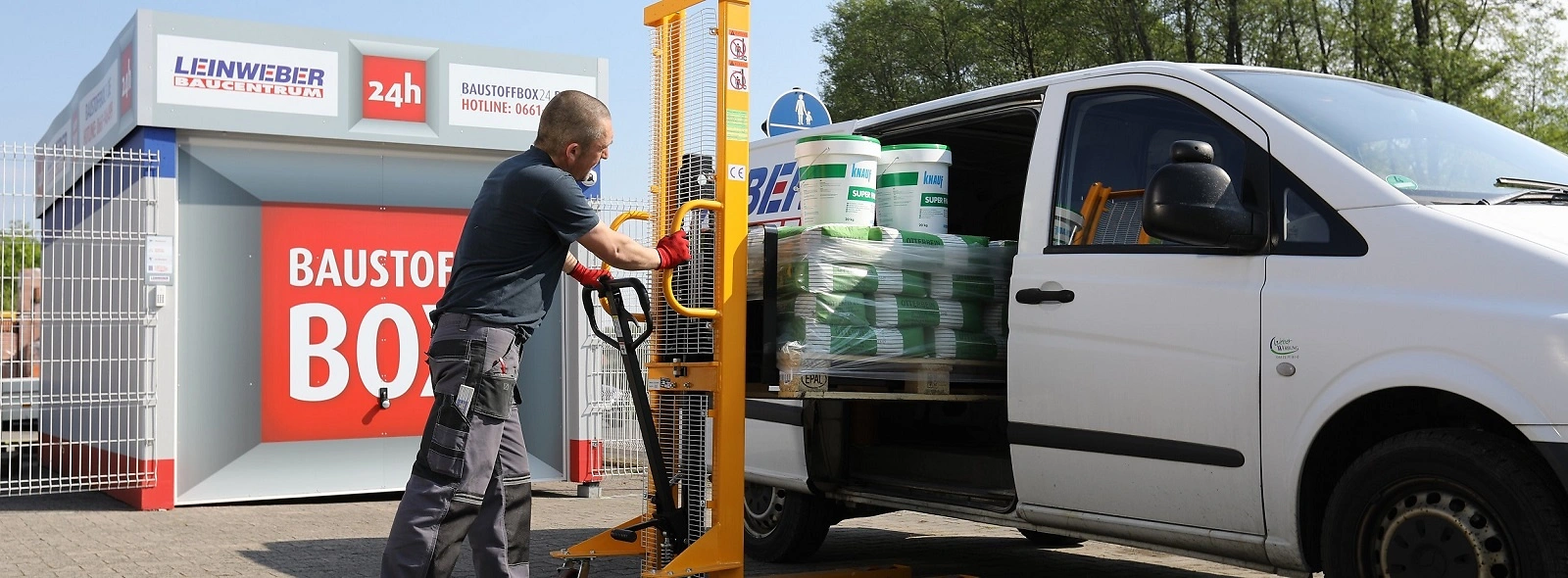 Einladen von Baustoffen in einen Transporter vor der Baustoffbox