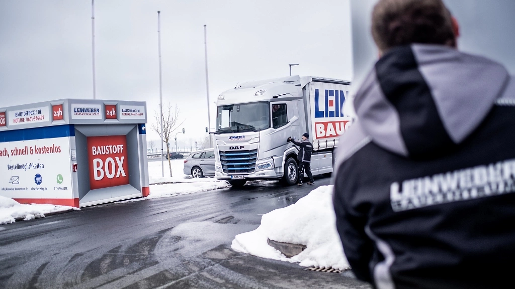 Anfahrt an eine Baustoffbox mit dem LKW