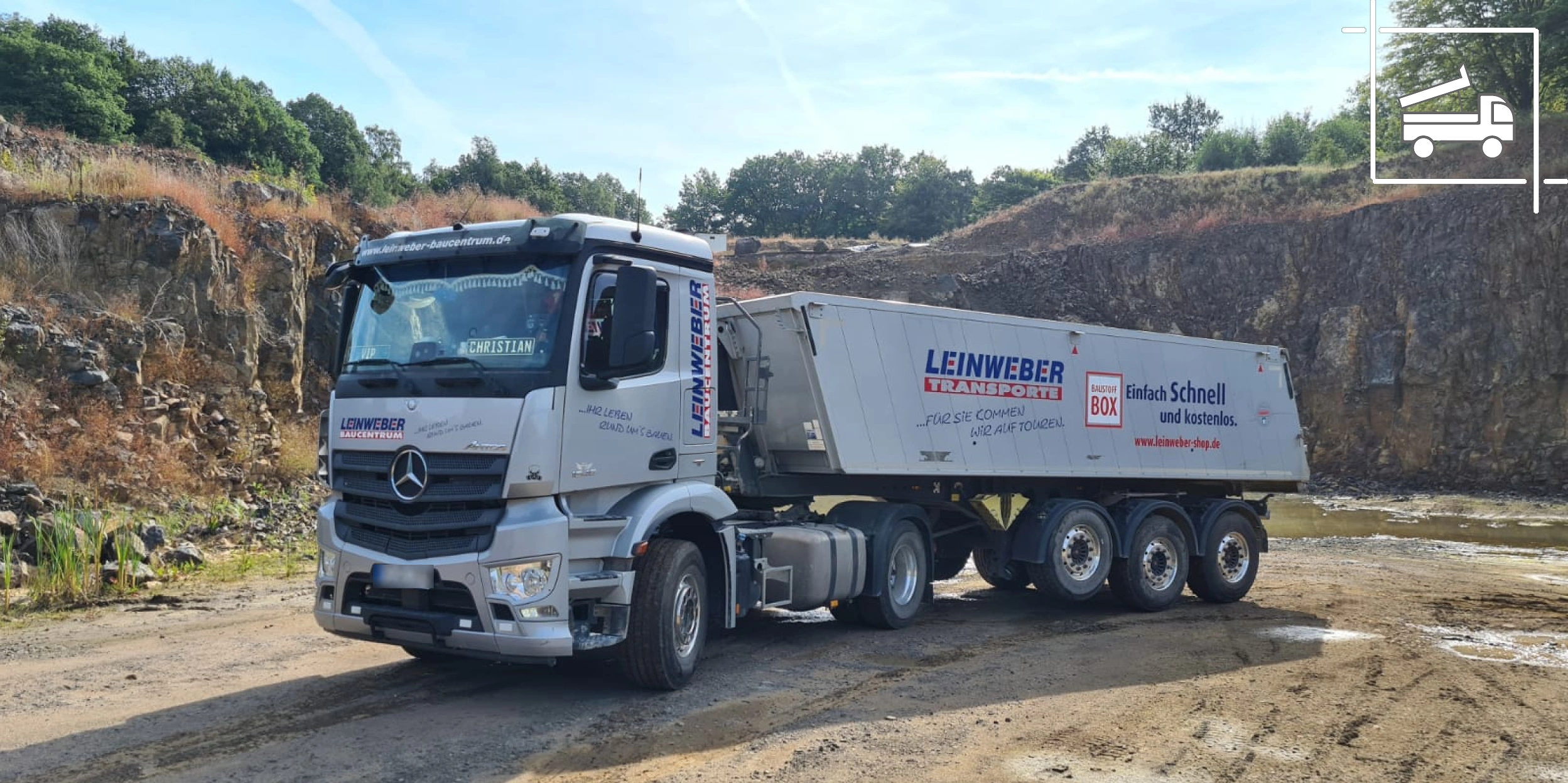 Sattelzug LKW in einer Baugrube