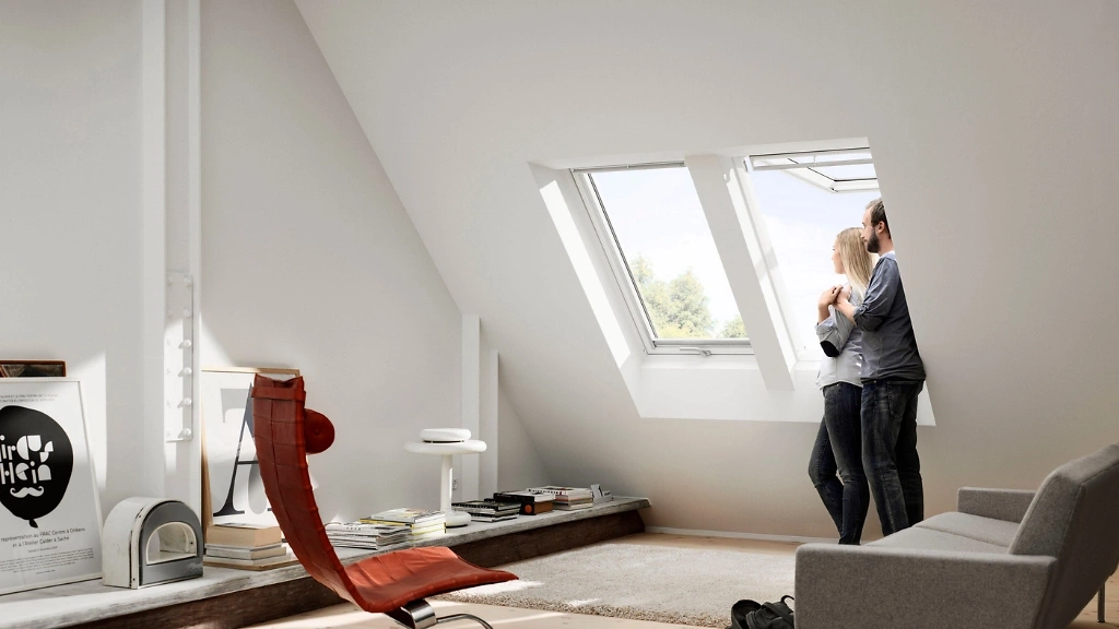2 Personen stehen an einem Dachfenster