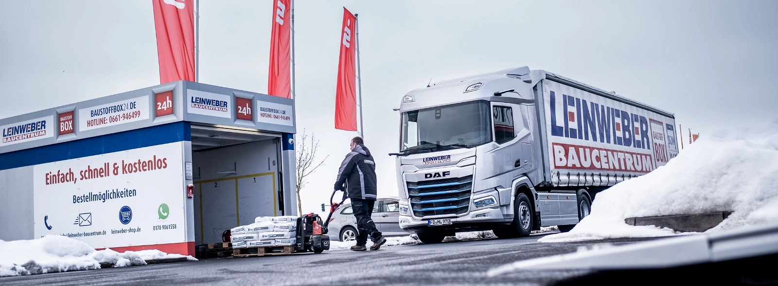 LKW Belieferung einer Baustoffbox