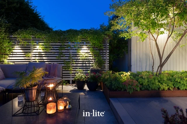 Beleuchtete Sitzecke im Garten