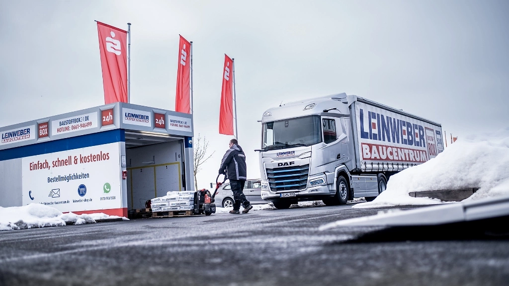 LKW Belieferung einer Baustoffbox