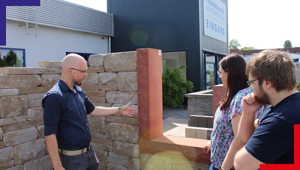 Gartenberater berät ein Paar in der Ausstellung in Fulda