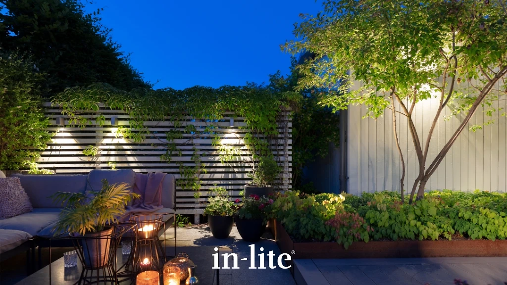 Beleuchtete Sitzecke im Garten