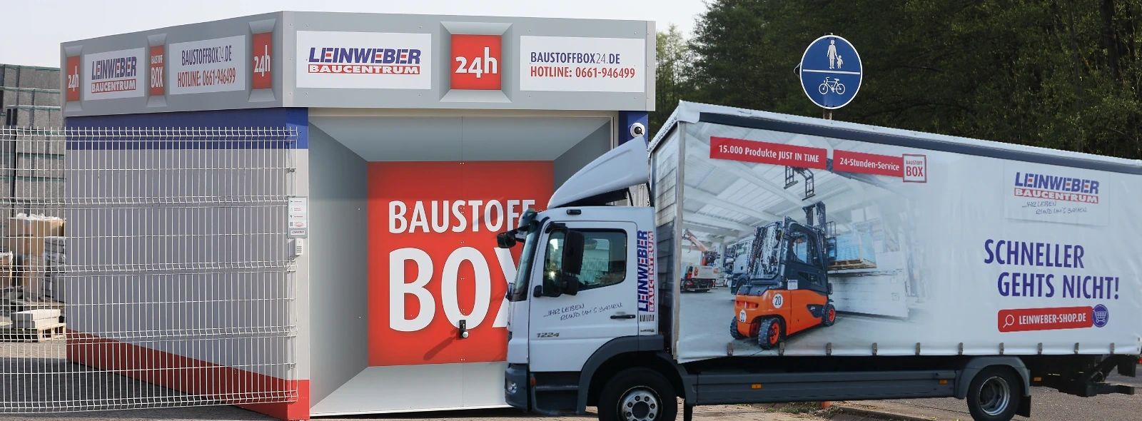 Baustoffbox wird von einem LKW beliefert