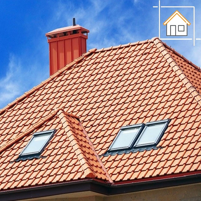 Nahansicht gedecktes Hausdach mit 3 Dachfenstern