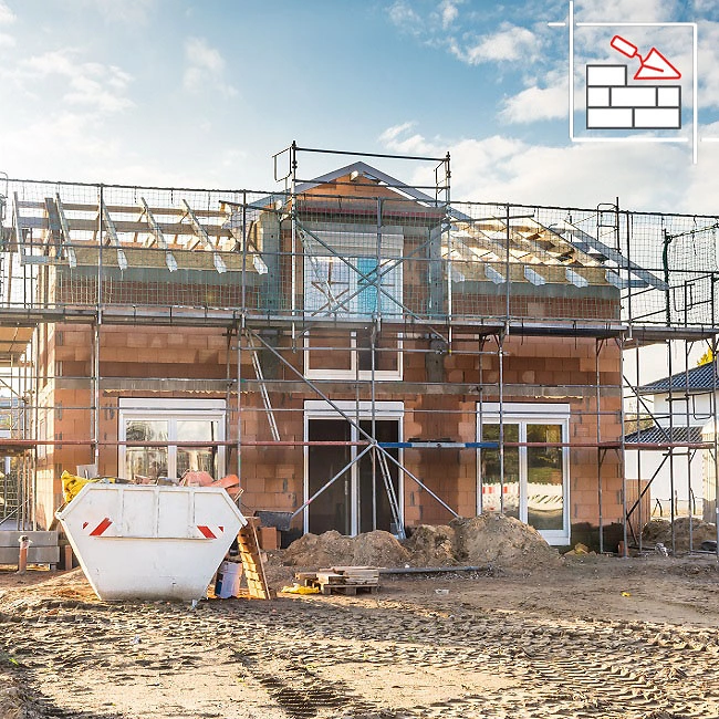 Vorderansicht Hausneubau mit Gerüst und Baucontainer