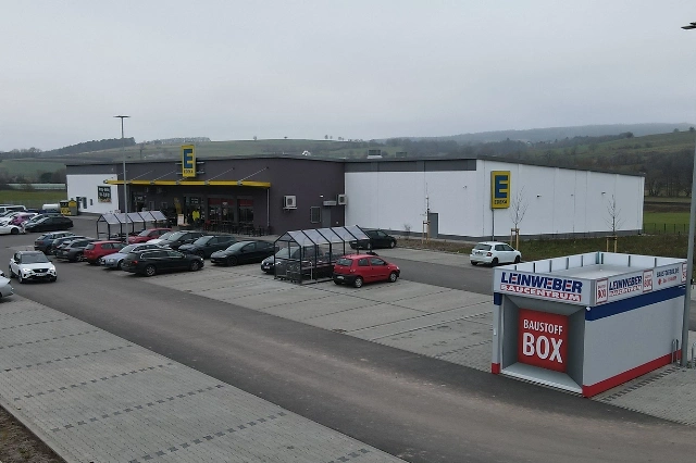 Baustoffbox auf einem Edeka Parkplatz