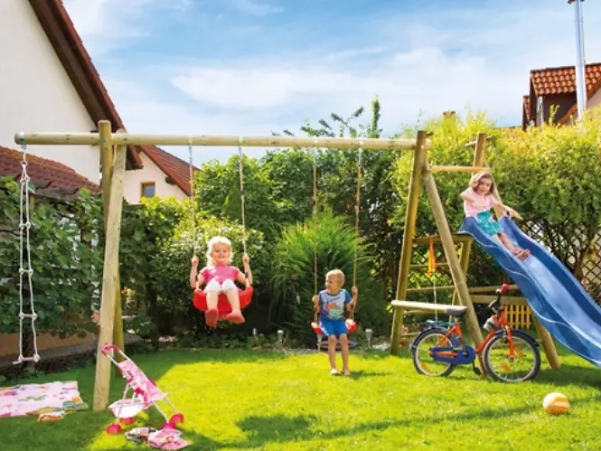 Spielende Kinder auf einer Schaukel 880x500 px