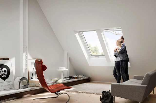 2 Personen stehen an einem Dachfenster