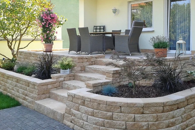 Terrasse im mediterranen beige Stil