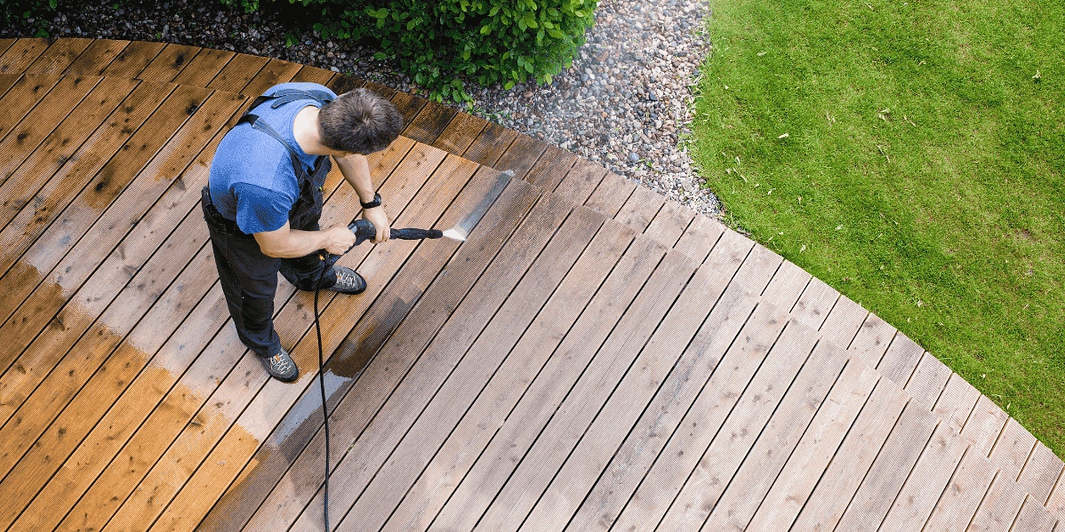 Terassendielen werden gereinigt