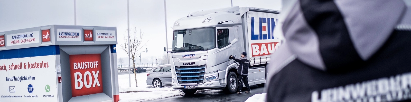 Anfahrt an eine Baustoffbox mit dem LKW