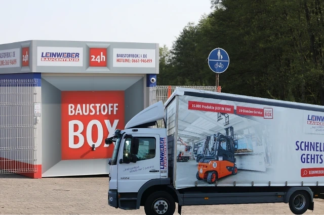 Baustoffbox wird von einem LKW beliefert