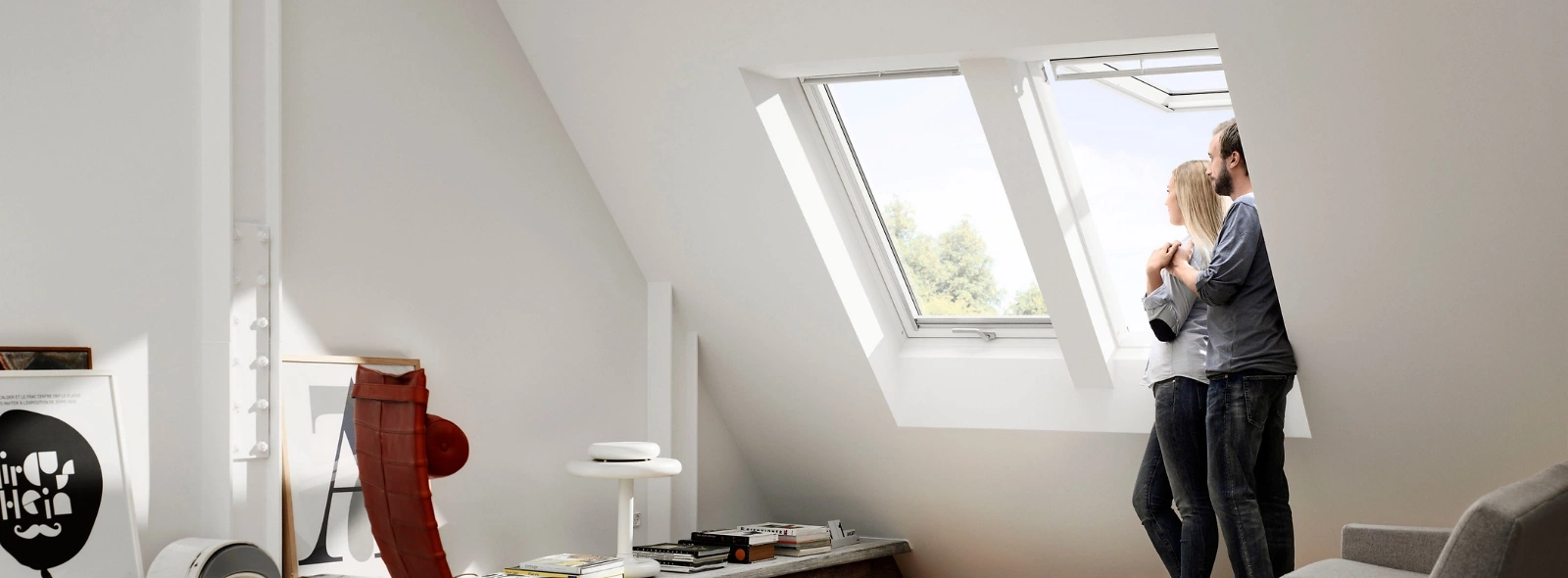 2 Personen stehen an einem Dachfenster