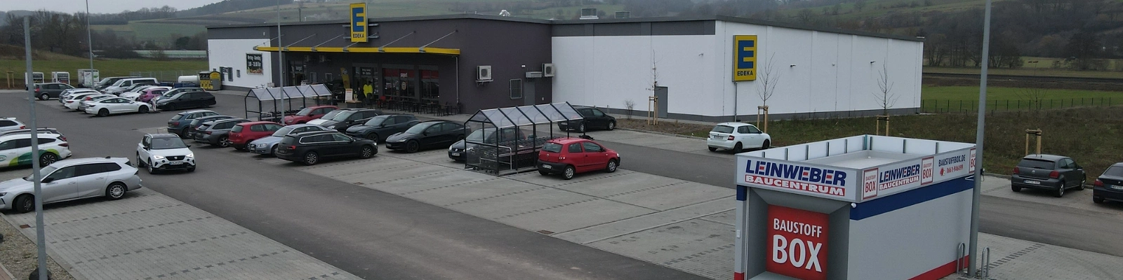 Baustoffbox auf einem Edeka Parkplatz
