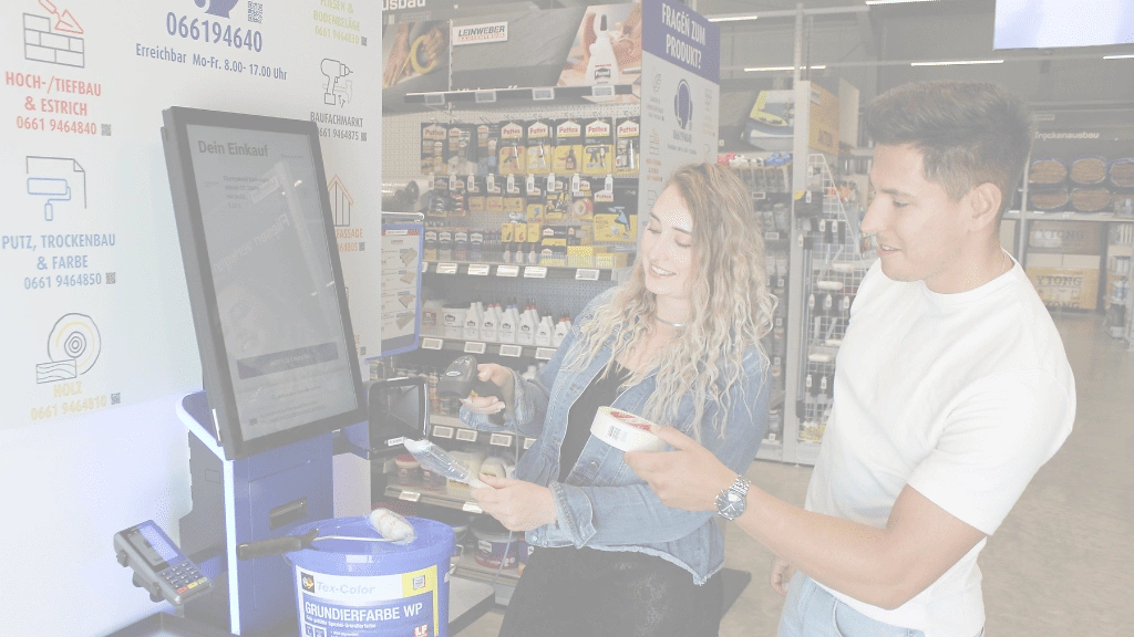 2 Personen scannen Ware am Self-Scan Terminal