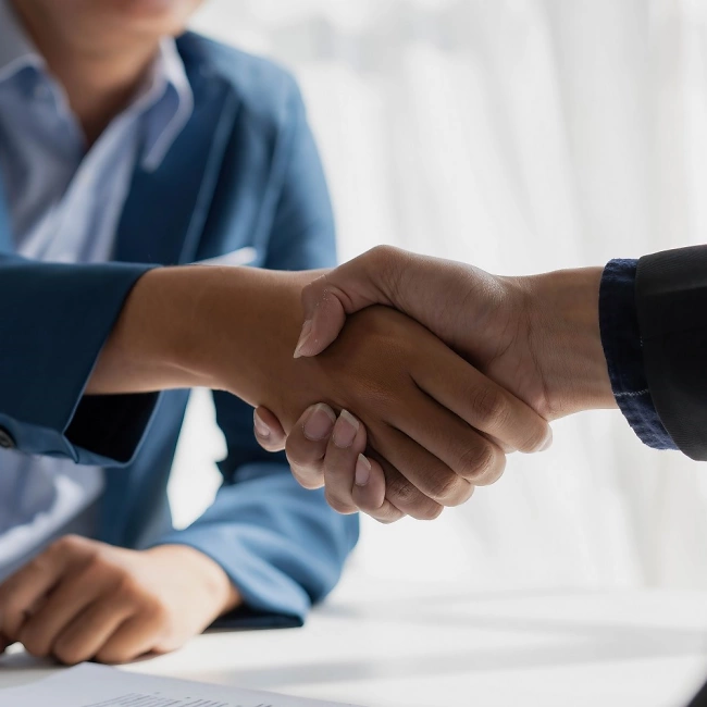 Händeschütteln zweier Personen