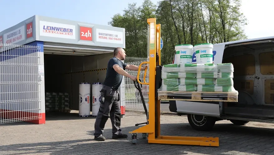 Einladen von Baustoffen in einen Transporter