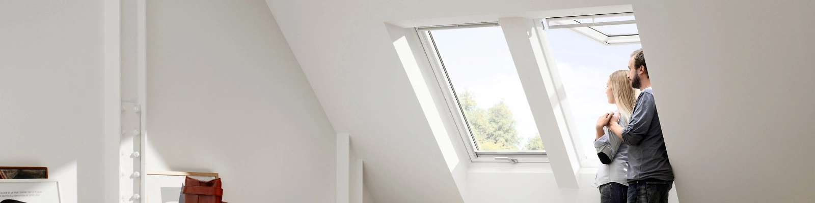 2 Personen stehen an einem Dachfenster