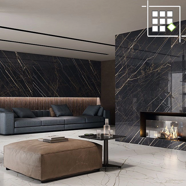 Wohnzimmer mit Karmin und großformatigen Fliesen an Wand und Boden