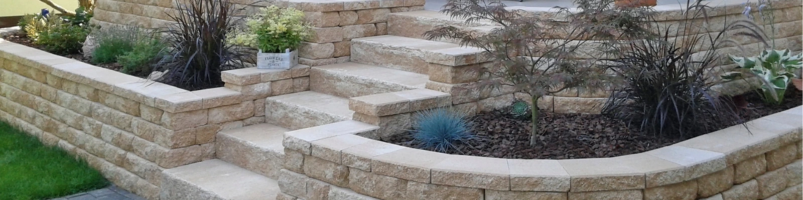 Terrasse im mediterranen beige Stil