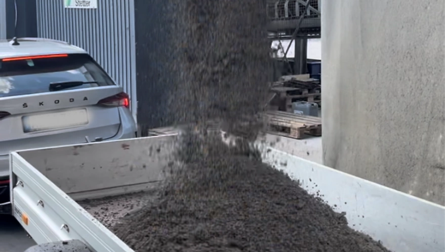 Beton wird in den Anhänger geschüttet