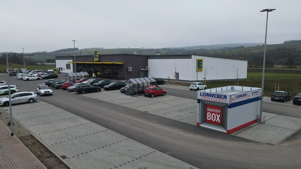Baustoffbox auf einem Edeka Parkplatz
