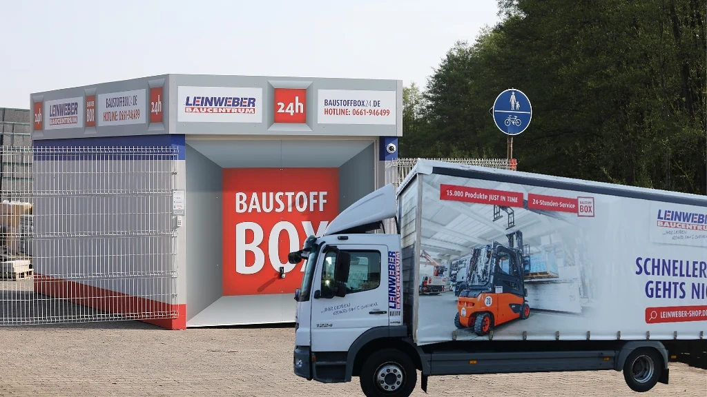 Baustoffbox wird von einem LKW beliefert
