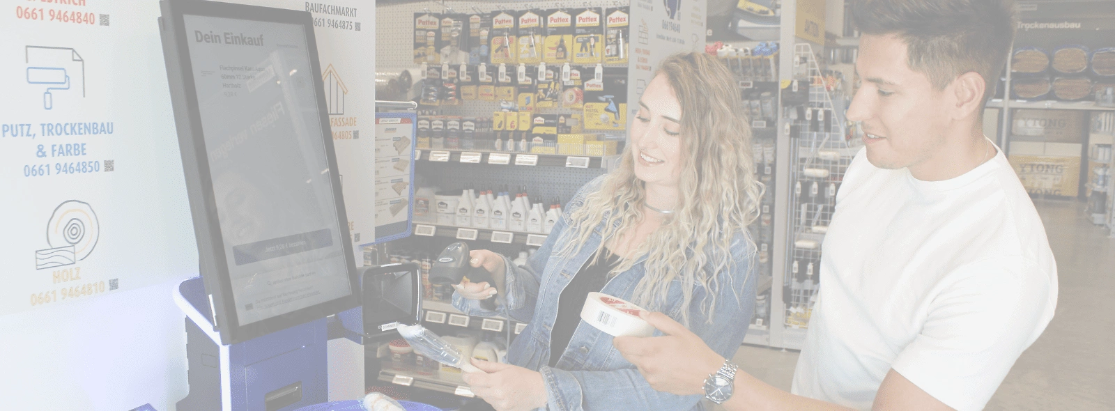 2 Personen scannen Ware am Self-Scan Terminal