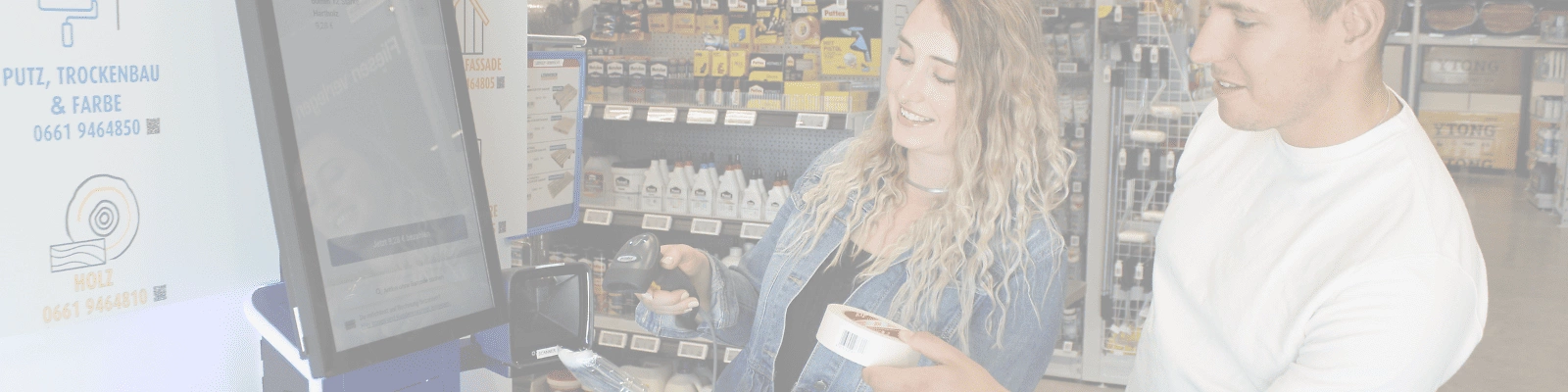 2 Personen scannen Ware am Self-Scan Terminal