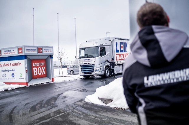 Anfahrt an eine Baustoffbox mit dem LKW