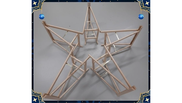 Weihnachtsstern aus Holzböcken liegend