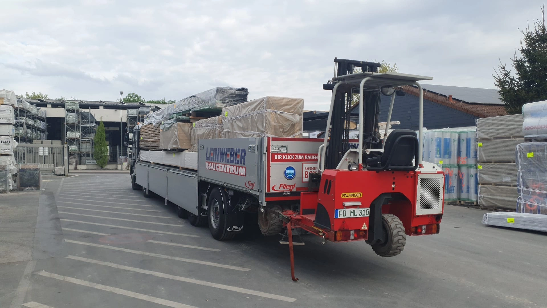 LKW mit Mitnahmestapler