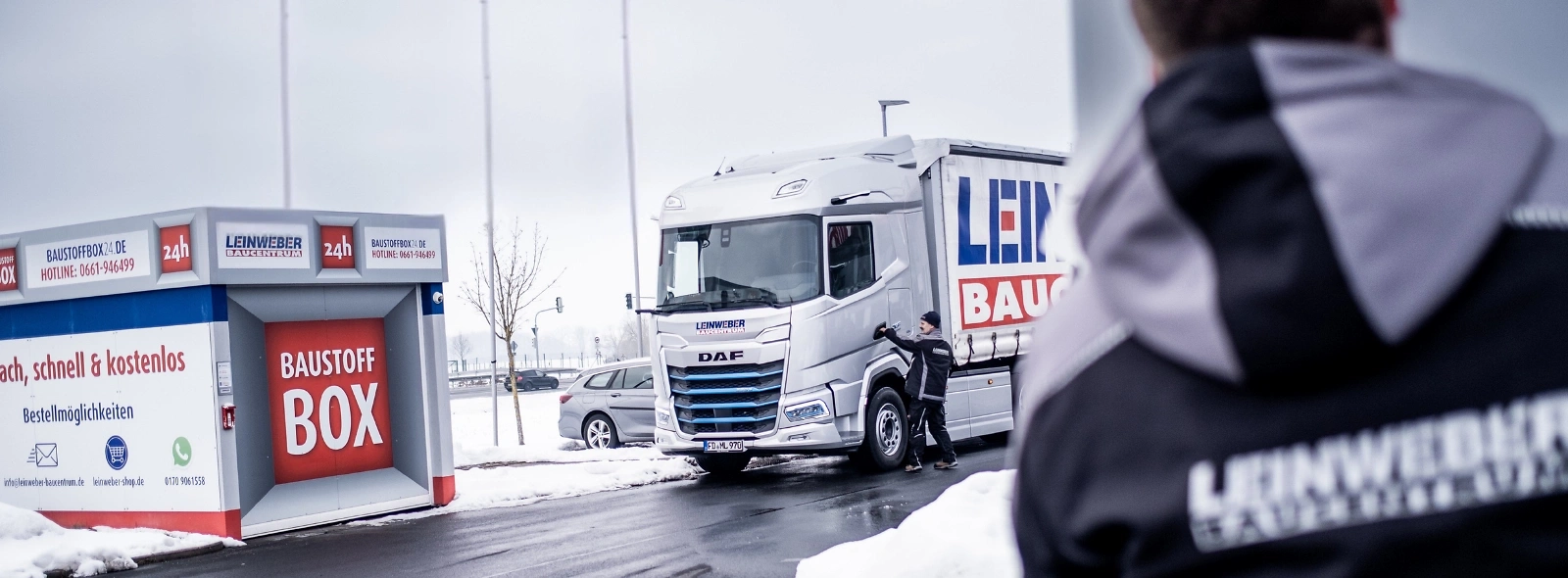 Anfahrt an eine Baustoffbox mit dem LKW