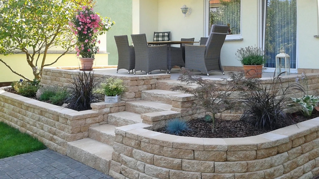 Terrasse im mediterranen beige Stil