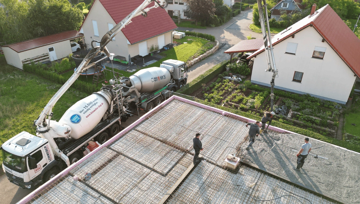 Betonanlieferung mit Pumpenmischer Betonanlieferung mit Pumpenmischer