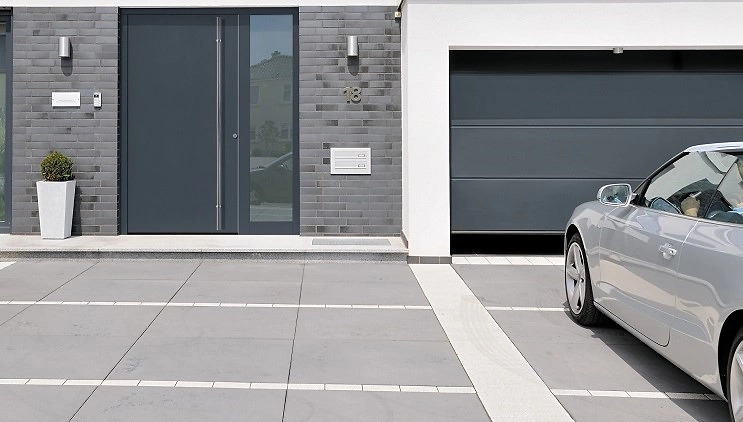 Hauseinfahrt mit Haustür und Garagentor