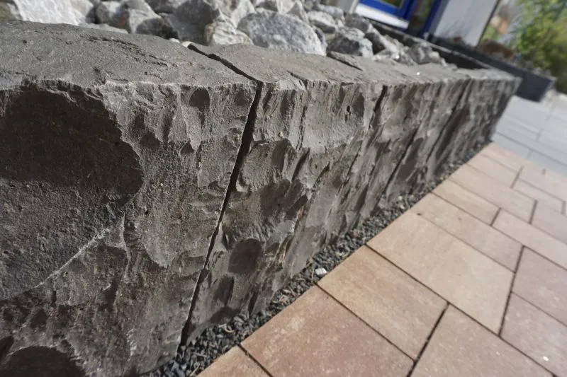 \\10.1.19.34\Stammdaten Pflege\Seltra\1988529 Basalt Einfassung 8x20x100 cm gespalten schwarz\Basalt-Palisade Sanoku4.jpg