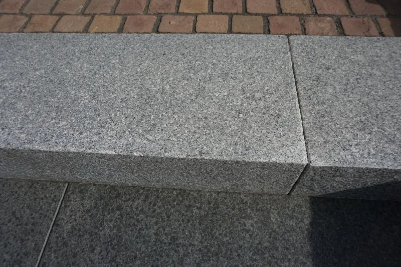 Granit Blockstufe hellgrau