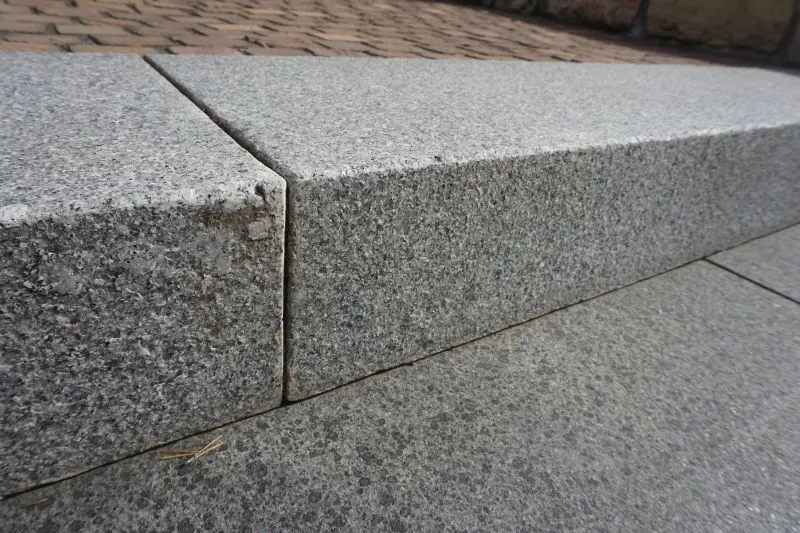 Granit Blockstufe hellgrau