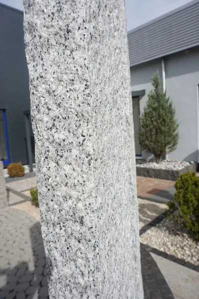 \\10.1.19.34\Stammdaten Pflege\Seltra\1991884 Granit-Stele 10x25x100cm, hellgrau gestockt G603\Leinweber Baucentrum Granit-Stele.jpg