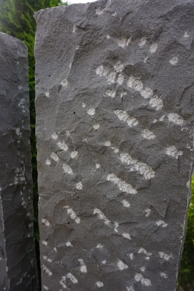 \\10.1.19.34\Stammdaten Pflege\Seltra\2000645 Basalt-Palisade Sanoku 12x12x125cm schwarz spaltrauh\Leinweber Baucentrum Basalt-Palisade Sanoku.jpg