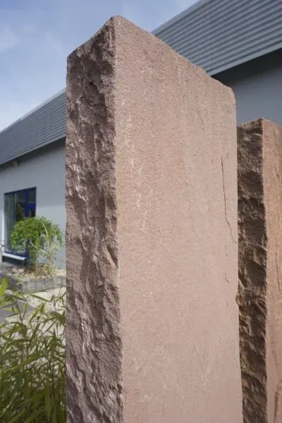 \\10.1.19.34\Stammdaten Pflege\Seltra\2339759 Palisade MODAC gespalten 7-9x25x50cm Sandstein Indien r&ouml;tlich bunt\Leinweber Baucentrum Sandstein-Palisade Modac 7-9x25x30 cm.webp