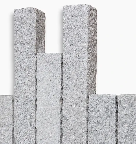 \\10.1.19.34\Stammdaten Pflege\Seltra\2339931 Palisade BRAVO gespitzt 12x12x50cm Granit China edelgrau\palisaden-12x12cm-bravo-rustique-edelgrau-china-granit.webp