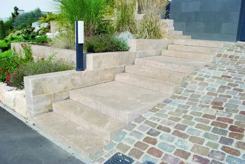 \\10.1.19.34\Stammdaten Pflege\Seltra\2340033 Kastell-MS NOCE 7,5x18x30-60cm Kalkstein T&uuml;rkei hellbraun\Leinweber Baucentrum Kastellmauerstein Travertin Noce 7,5x18x30-60cm Ambiente_1.webp